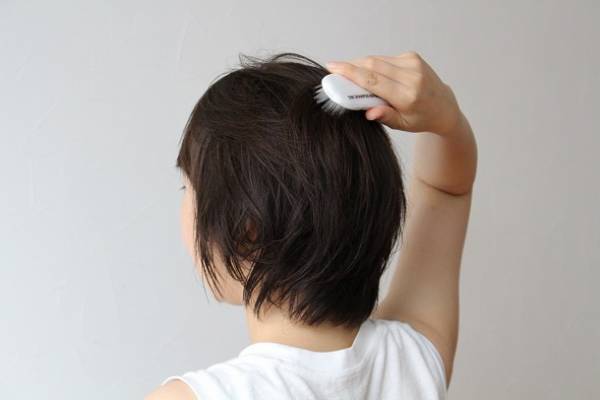 【髪の毛のお悩みに】今すぐできる新習慣。スカルプブラシってなぁに？[PR]