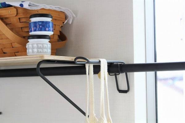 突っ張り棒なのに超おしゃれ！ デッドスペースをセンス良く活用する収納アイデア