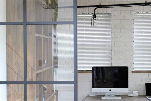 突っ張り棒なのに超おしゃれ！ デッドスペースをセンス良く活用する収納アイデア