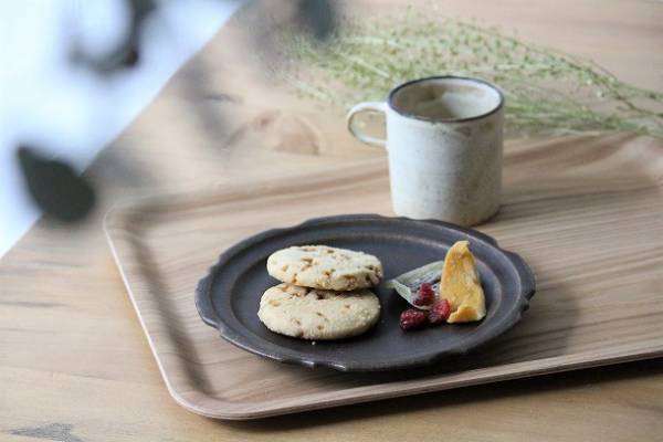 子どもがお手伝い好きになる、傾けてもすべらないノンスリップトレイ