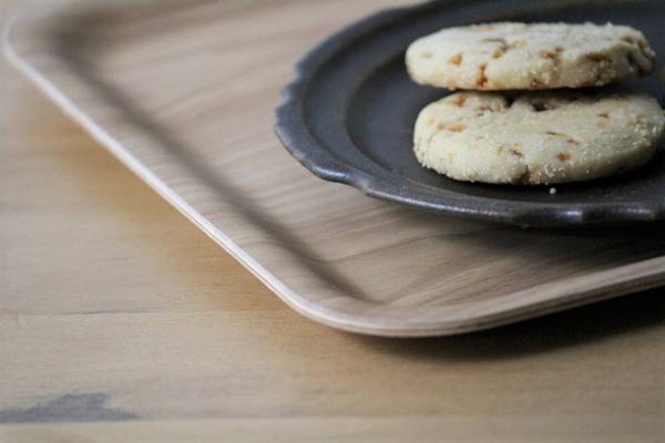 子どもがお手伝い好きになる、傾けてもすべらないノンスリップトレイ