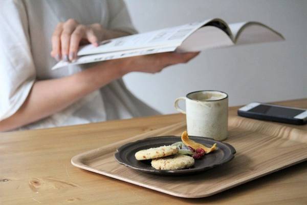 子どもがお手伝い好きになる、傾けてもすべらないノンスリップトレイ