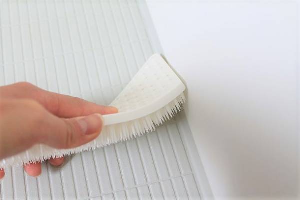 専用ブラシでお風呂掃除が変わる！ 浴室のカビを上手に取る今すぐ欲しいお掃除ブラシ