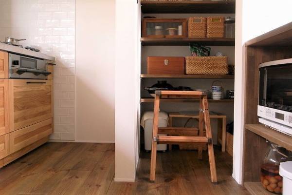 インテリアになじむ絶妙デザイン！ キッチンやリビングにも使えるおしゃれなステップスツール