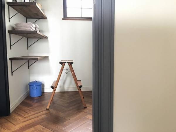 インテリアになじむ絶妙デザイン！ キッチンやリビングにも使えるおしゃれなステップスツール