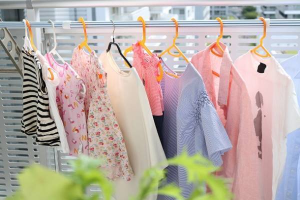 暮らしの中の小さな「いいもの」　どんな強風でもハンガーが偏らない！？滑らない物干し竿[PR]