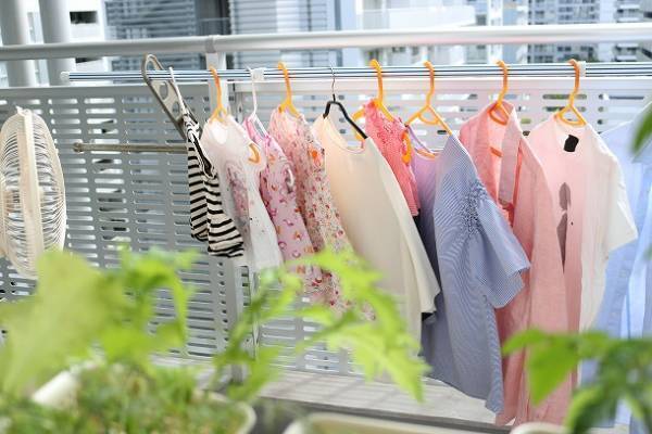 暮らしの中の小さな「いいもの」　どんな強風でもハンガーが偏らない！？滑らない物干し竿[PR]