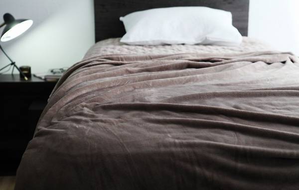 危険なネーミング！？21万人が認めた「朝ベッドから出られなくなる毛布」[PR]