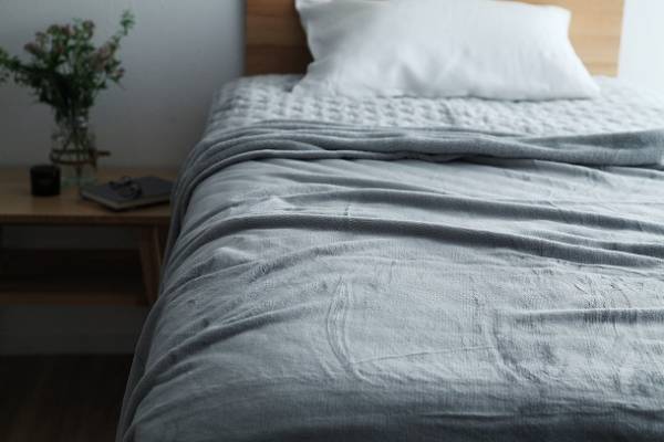 危険なネーミング！？21万人が認めた「朝ベッドから出られなくなる毛布」[PR]