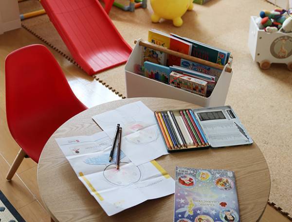 増える子どもの絵、どう保管する？ 子どもの作品収納におすすめジッパーバッグ