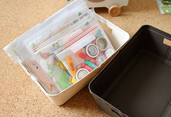 増える子どもの絵、どう保管する？ 子どもの作品収納におすすめジッパーバッグ