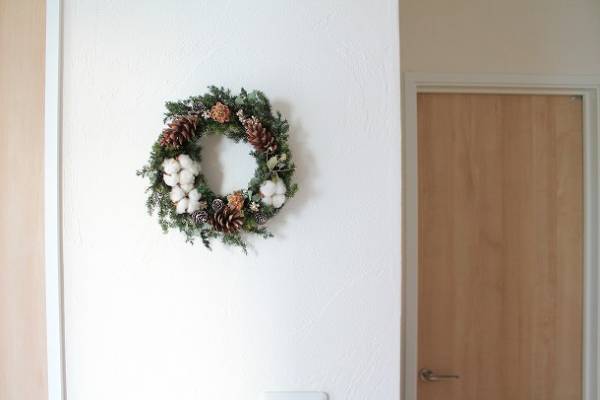 ひとつあるだけでクリスマス気分なお部屋に♪ナチュラル派のリース＆スワッグ[PR]