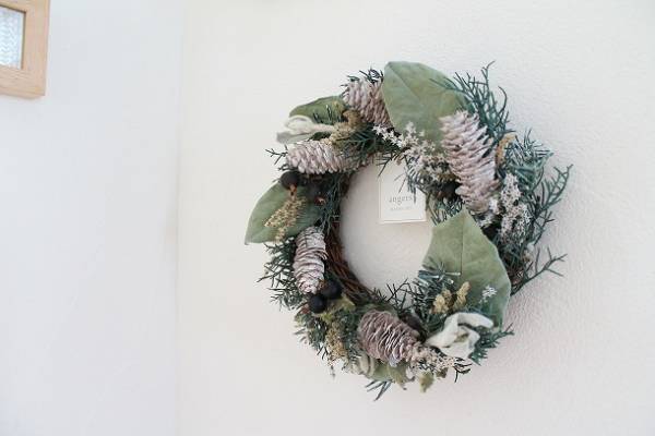 ひとつあるだけでクリスマス気分なお部屋に♪ナチュラル派のリース＆スワッグ[PR]