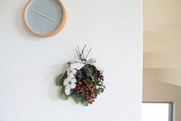 ひとつあるだけでクリスマス気分なお部屋に♪ナチュラル派のリース＆スワッグ[PR]