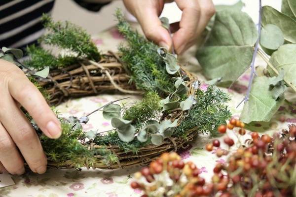 ひとつあるだけでクリスマス気分なお部屋に♪ナチュラル派のリース＆スワッグ[PR]