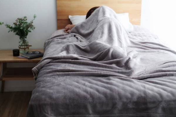 朝ベッドから出られない！？21万人が認めた「伝説の毛布」って？[PR]