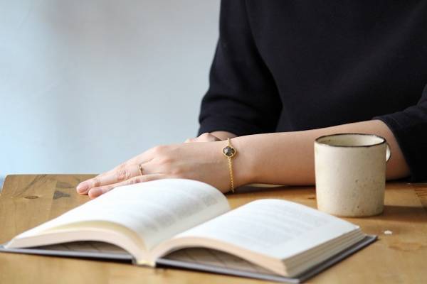 冬のお出かけが楽しくなる。いつものコーデをセンスアップしてくれるアクセサリーたち[PR]