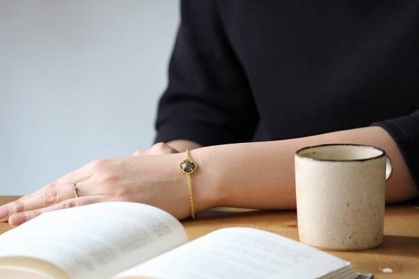 冬のお出かけが楽しくなる。いつものコーデをセンスアップしてくれるアクセサリーたち[PR]