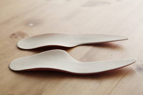 悩んでいたO脚もすらりと美脚！？靴に入れるだけでいいフットケアアイテム[PR]