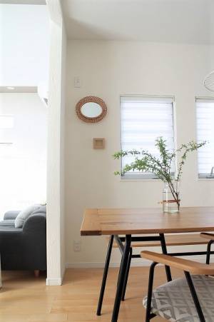 季節の変わり目に。ラタンミラーでできる簡単模様替えレッスン[PR]