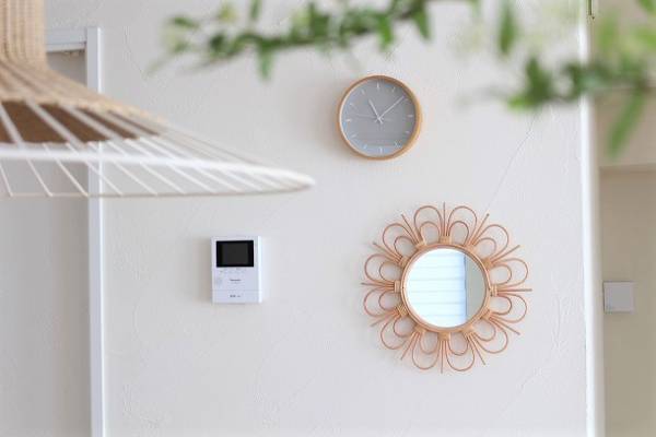 季節の変わり目に。ラタンミラーでできる簡単模様替えレッスン[PR]