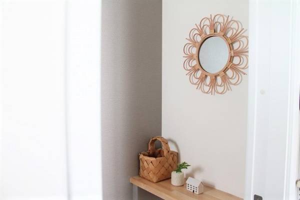 季節の変わり目に。ラタンミラーでできる簡単模様替えレッスン[PR]