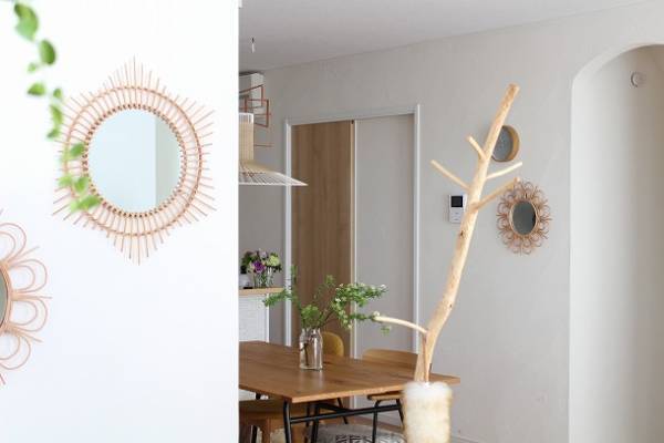 季節の変わり目に。ラタンミラーでできる簡単模様替えレッスン[PR]