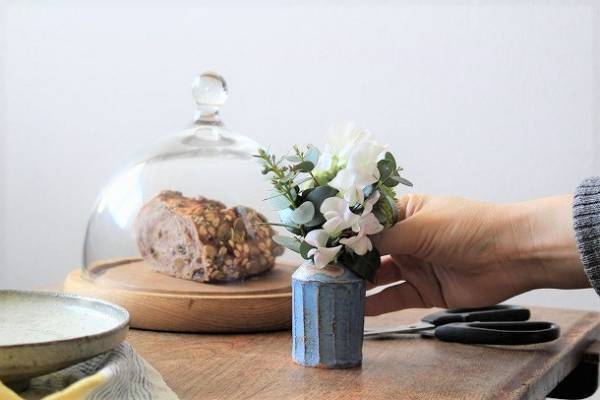 暮らしの傍らにちょこんと置きたい。手のひらサイズのフラワーベース[PR]