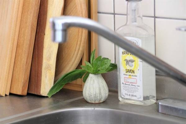 暮らしの傍らにちょこんと置きたい。手のひらサイズのフラワーベース[PR]