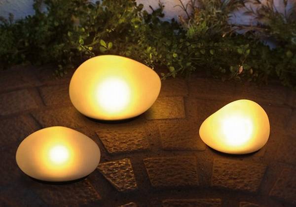 暗がりにスタンバイ！帰り道に「安心」を灯すソーラーストーンって？[PR]