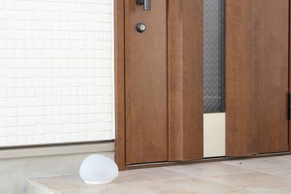 暗がりにスタンバイ！帰り道に「安心」を灯すソーラーストーンって？[PR]