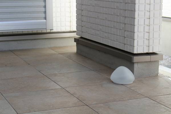 暗がりにスタンバイ！帰り道に「安心」を灯すソーラーストーンって？[PR]