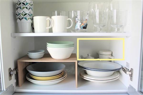 散らかりがちな小物もスッキリ！ 「縦の余白」を活用した収納アイディア