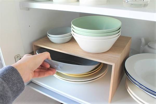 散らかりがちな小物もスッキリ！ 「縦の余白」を活用した収納アイディア