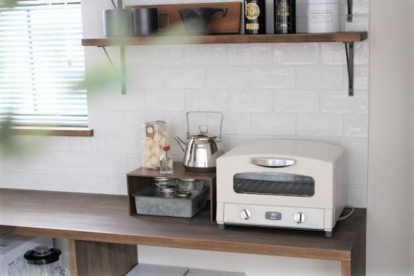 散らかりがちな小物もスッキリ！ 「縦の余白」を活用した収納アイディア