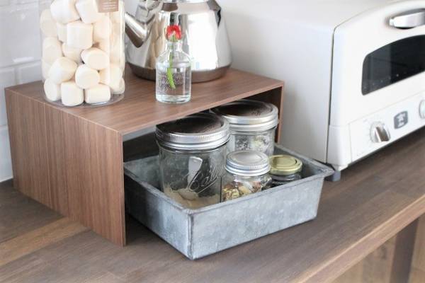 散らかりがちな小物もスッキリ！ 「縦の余白」を活用した収納アイディア