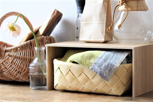 散らかりがちな小物もスッキリ！ 「縦の余白」を活用した収納アイディア