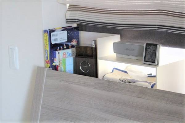 散らかりがちな小物もスッキリ！ 「縦の余白」を活用した収納アイディア