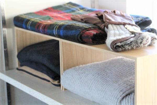 散らかりがちな小物もスッキリ！ 「縦の余白」を活用した収納アイディア