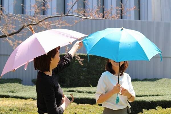 これからの季節の必需品。特別な「日傘」で雰囲気のある装いを。[PR]