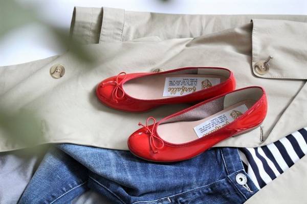 いつものアイテムに“春色小物”を投入！ パッと華やぐ「差し色」コーデ