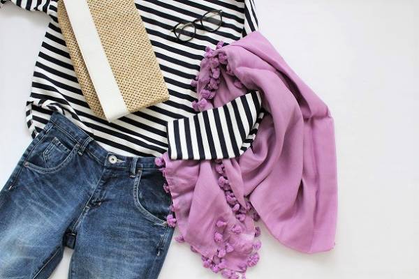 いつものアイテムに“春色小物”を投入！ パッと華やぐ「差し色」コーデ