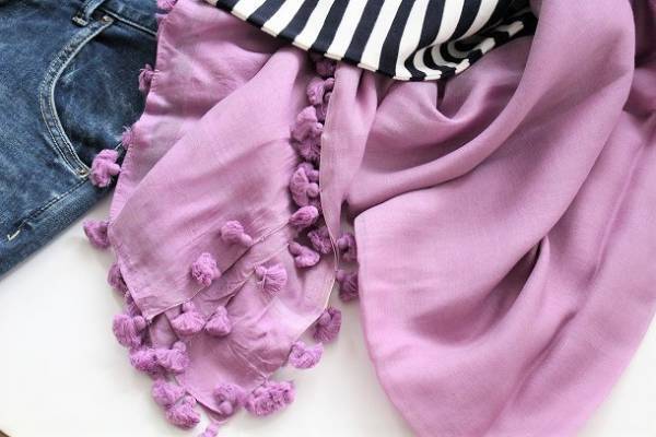 いつものアイテムに“春色小物”を投入！ パッと華やぐ「差し色」コーデ