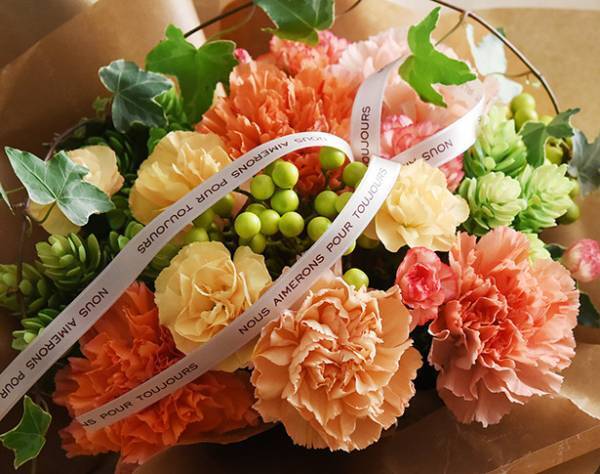 母の日に贈りたいのはこんなお花！オレンジの大輪カーネーションが美しい魔法のお花[PR]