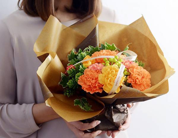 母の日に贈りたいのはこんなお花！オレンジの大輪カーネーションが美しい魔法のお花[PR]
