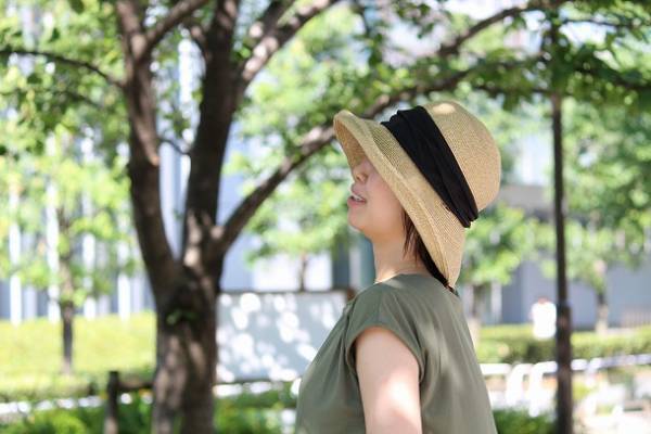 夏のおでかけに欠かせない！ コーデのポイントにもなる紫外線対策アイテム