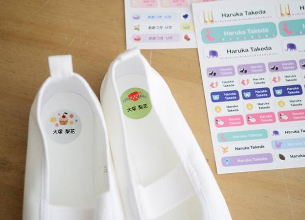 ハンコよりも使える！？ギュッと貼るだけのお名前シールが簡単便利[PR]