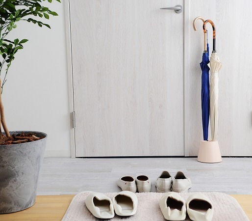 使える！場所別梅雨対策アイデア =リビング・ベッドルーム・玄関編=[PR]