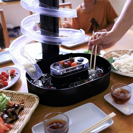 家族で大興奮！ この夏、何度も使いたくなる「大人の流しそうめん」