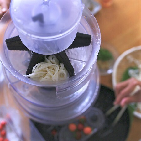 家族で大興奮！ この夏、何度も使いたくなる「大人の流しそうめん」